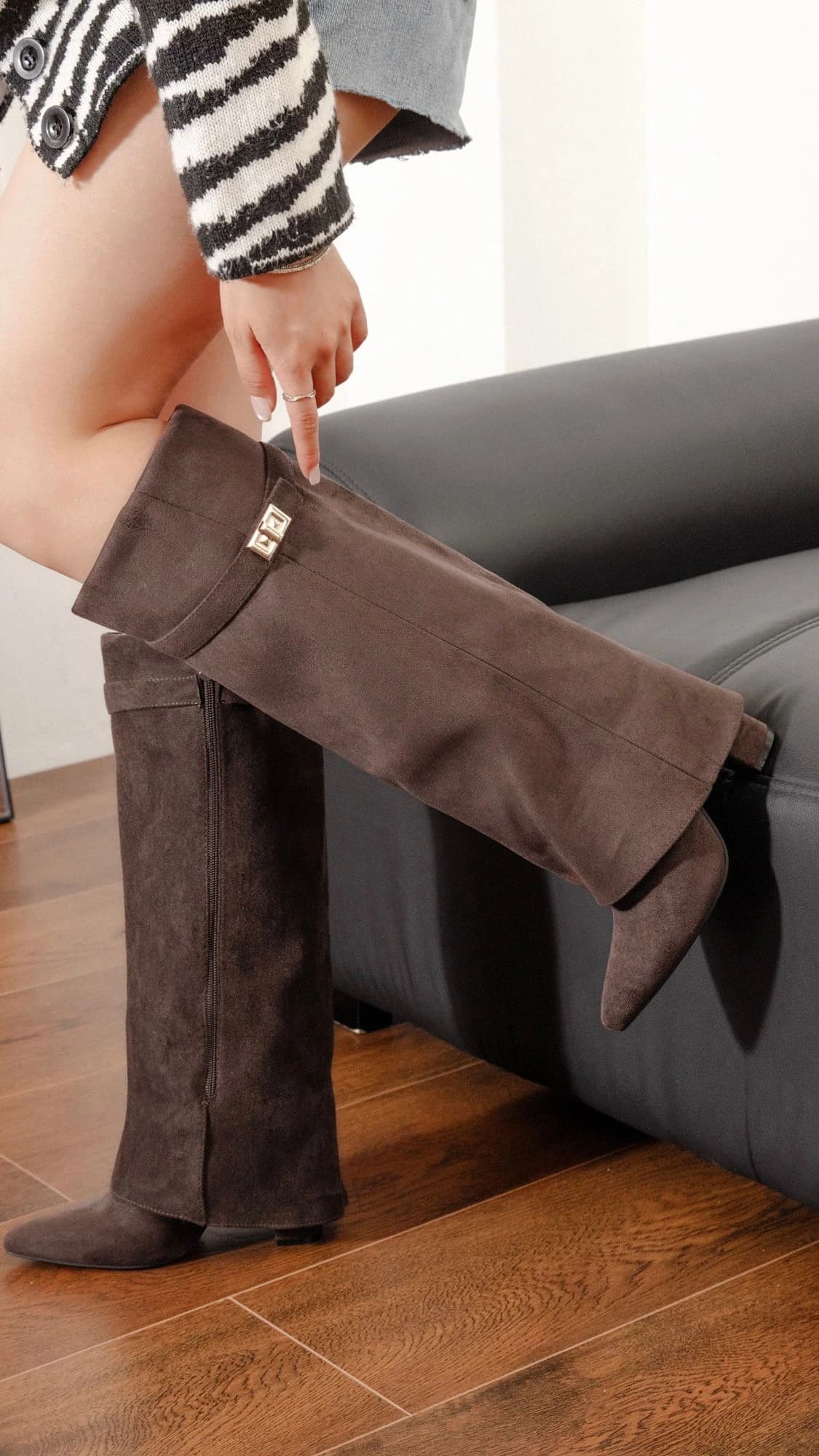 Bottes femme en velours marron choco à talon fin forme tube – TPGK Collection automne hiver