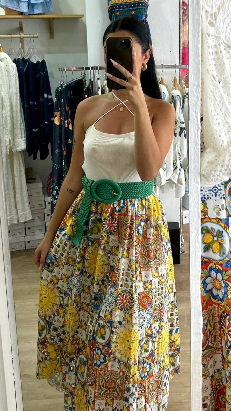 Modèle portant une jupe en coton coloré, vibrante et estivale, parfaite pour ajouter une touche de couleur à votre tenue.